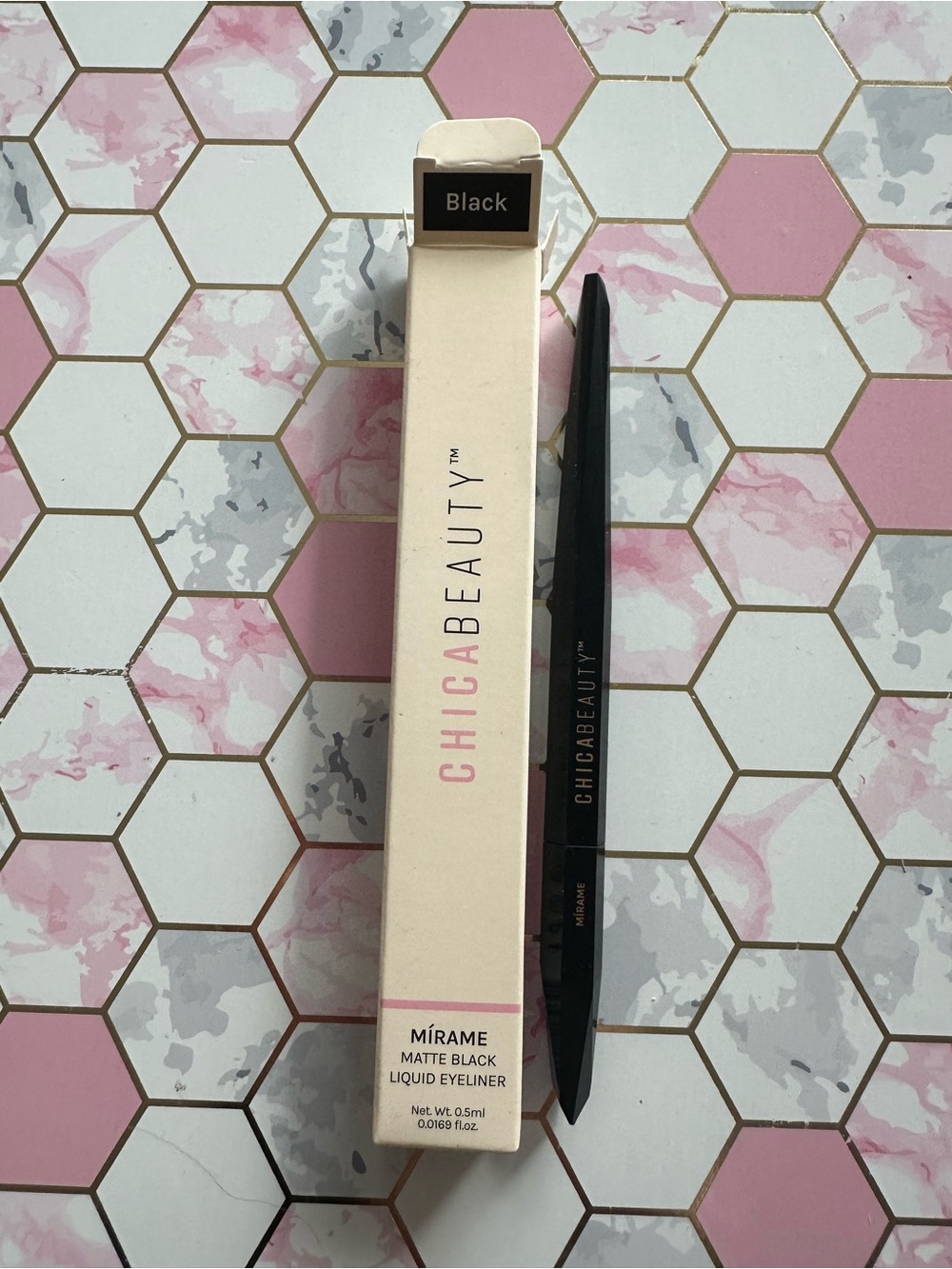 CHICA BEAUTY Mirame Liquid Liner